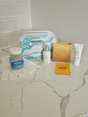 Cosmetic Travel Bag with Body Care Samples